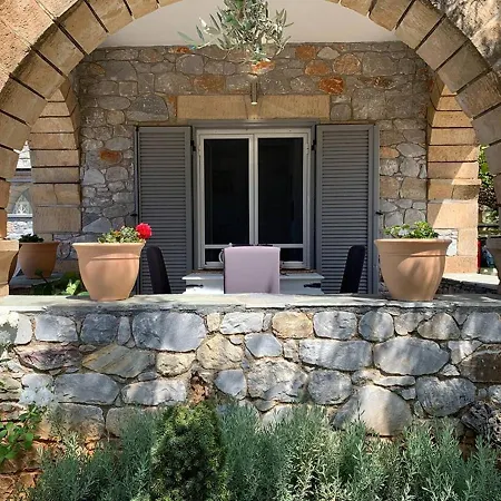 펜션 Semi Detached Stone House Great Location 카르다밀리