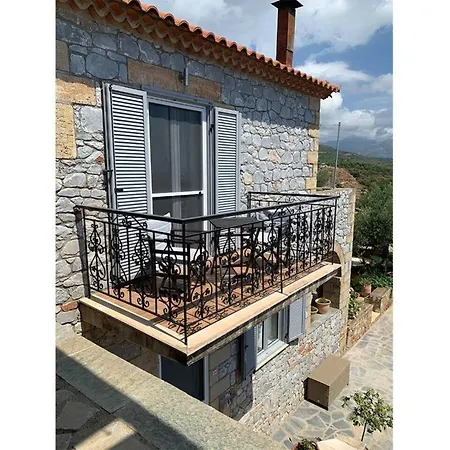 Semi Detached Stone House Great Location Сasa de vacaciones